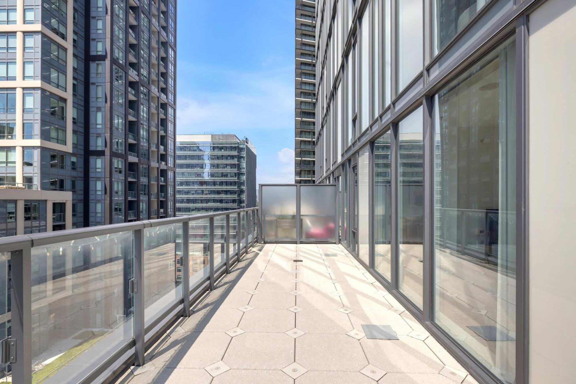 Prime 2Br Condo Massive Patio & Parking Toronto Exterior photo